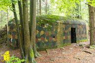Dit blockhaus vuurt flankerend over de prikkeldraadversperring